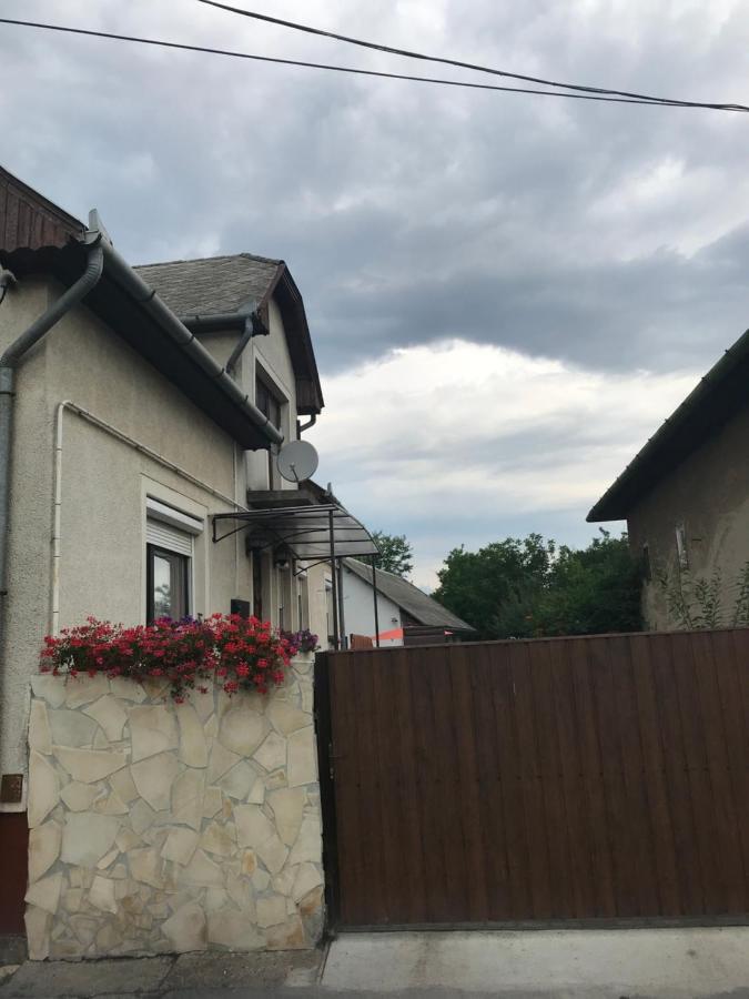Ági fogadó Kisujszallas Exterior foto